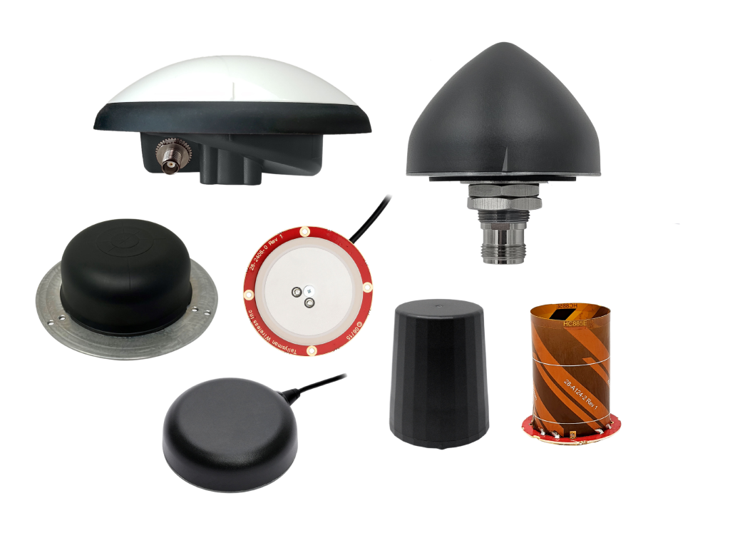 Différents types d'antennes et de composants électroniques disposés sur un fond blanc.