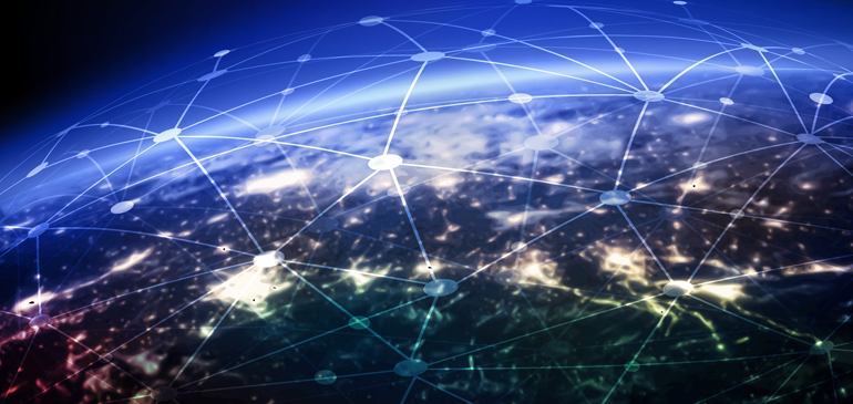 Vue de la Terre depuis l'espace avec des lignes et des nœuds interconnectés représentant un réseau numérique mondial.