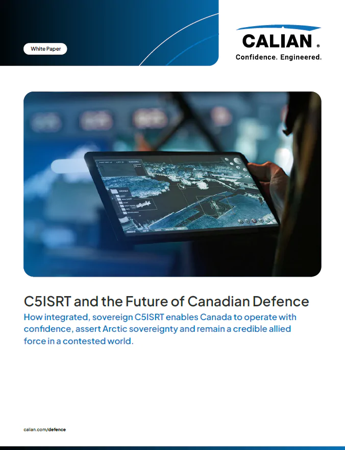 Une personne tient une tablette affichant une carte numérique, avec des écrans en arrière-plan. Le texte traite de la C5ISRT et de l'avenir de la défense canadienne.